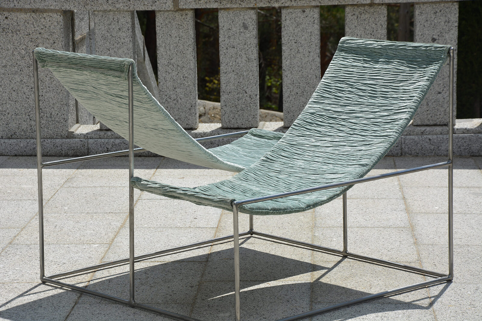 Asiento de superficie entrelazada y estructura ligera