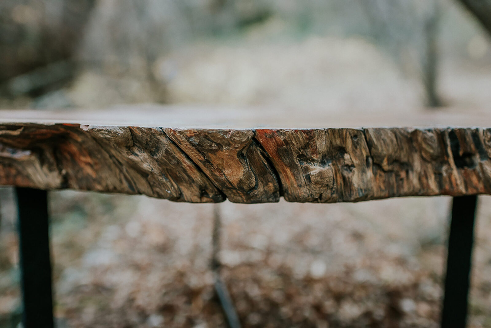 Detalle del canto irregular de un tablero de madera