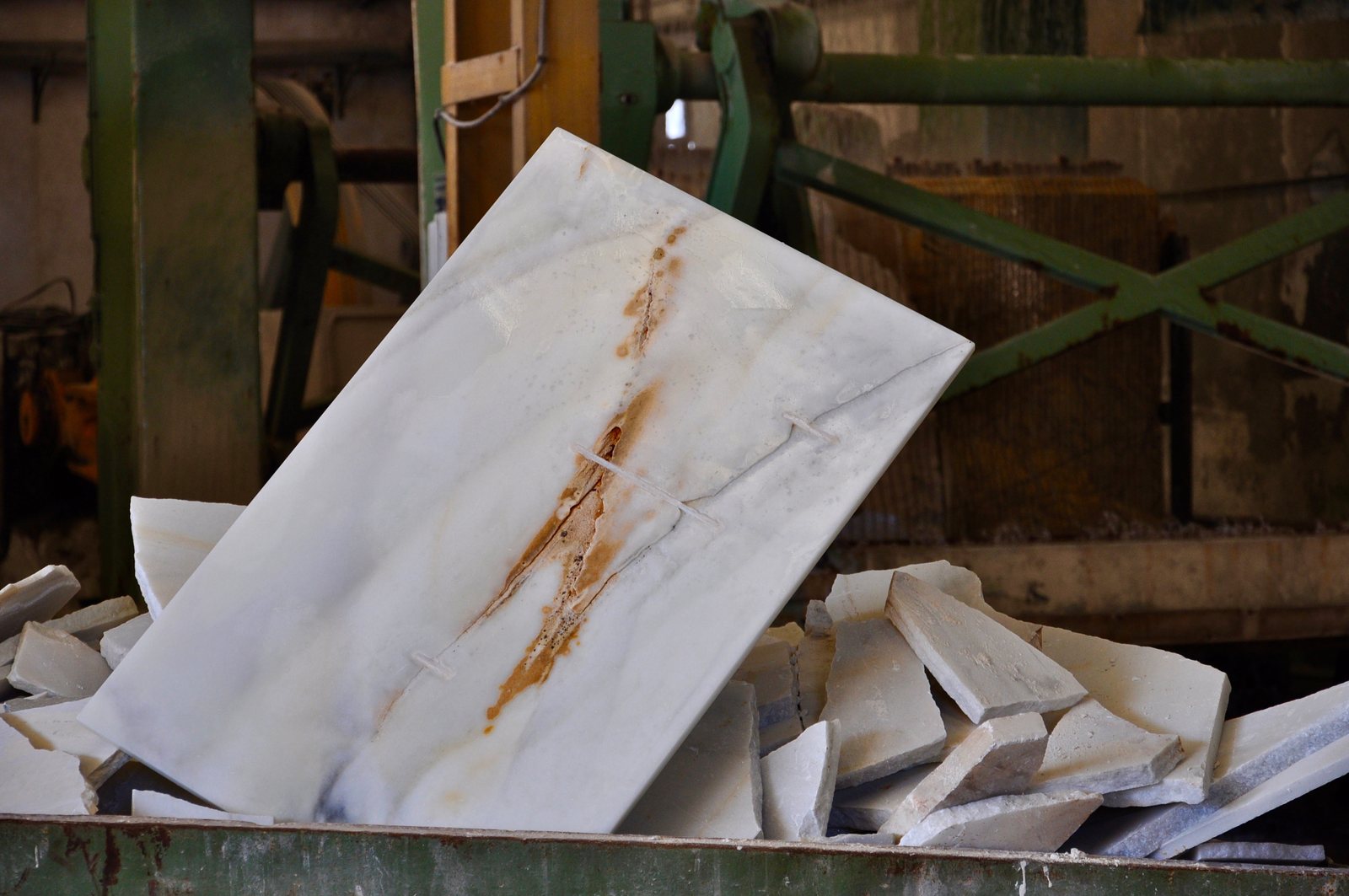 Pieza de mármol Blanco Macael en el taller