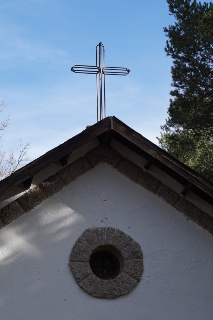 Cruz instalada sobre la cubierta de la capilla