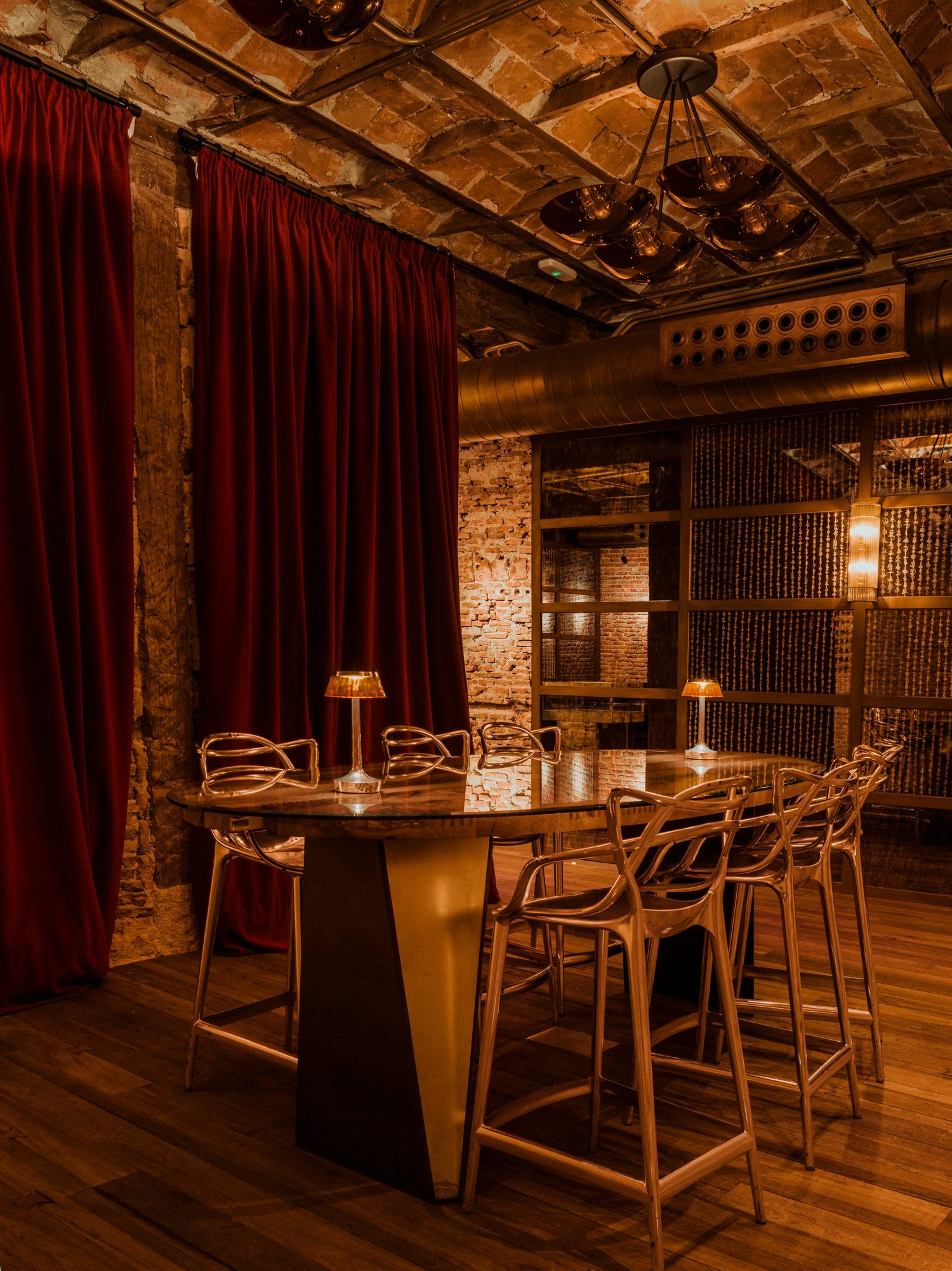 Mesa Fish bone instalada en The Gallery