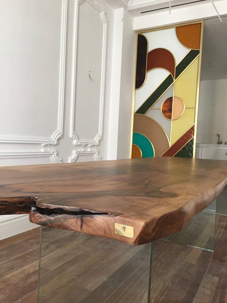 Mesa de nogal sobre patas de vidrio en la vivienda de Patricia Bustos