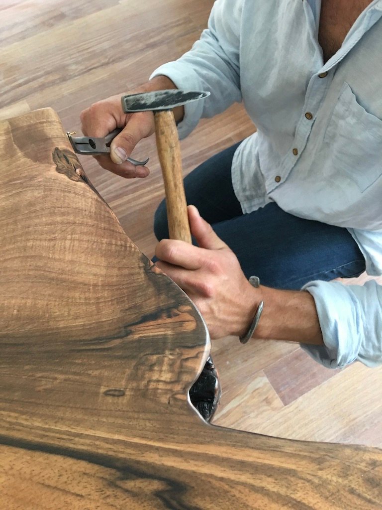 Alberto ajustando una unión en el tablero de nogal