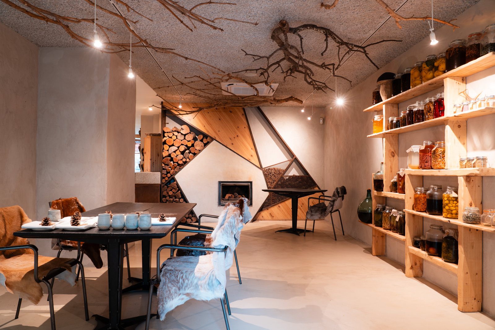 Sala de Montia con las mesas de Majalasna