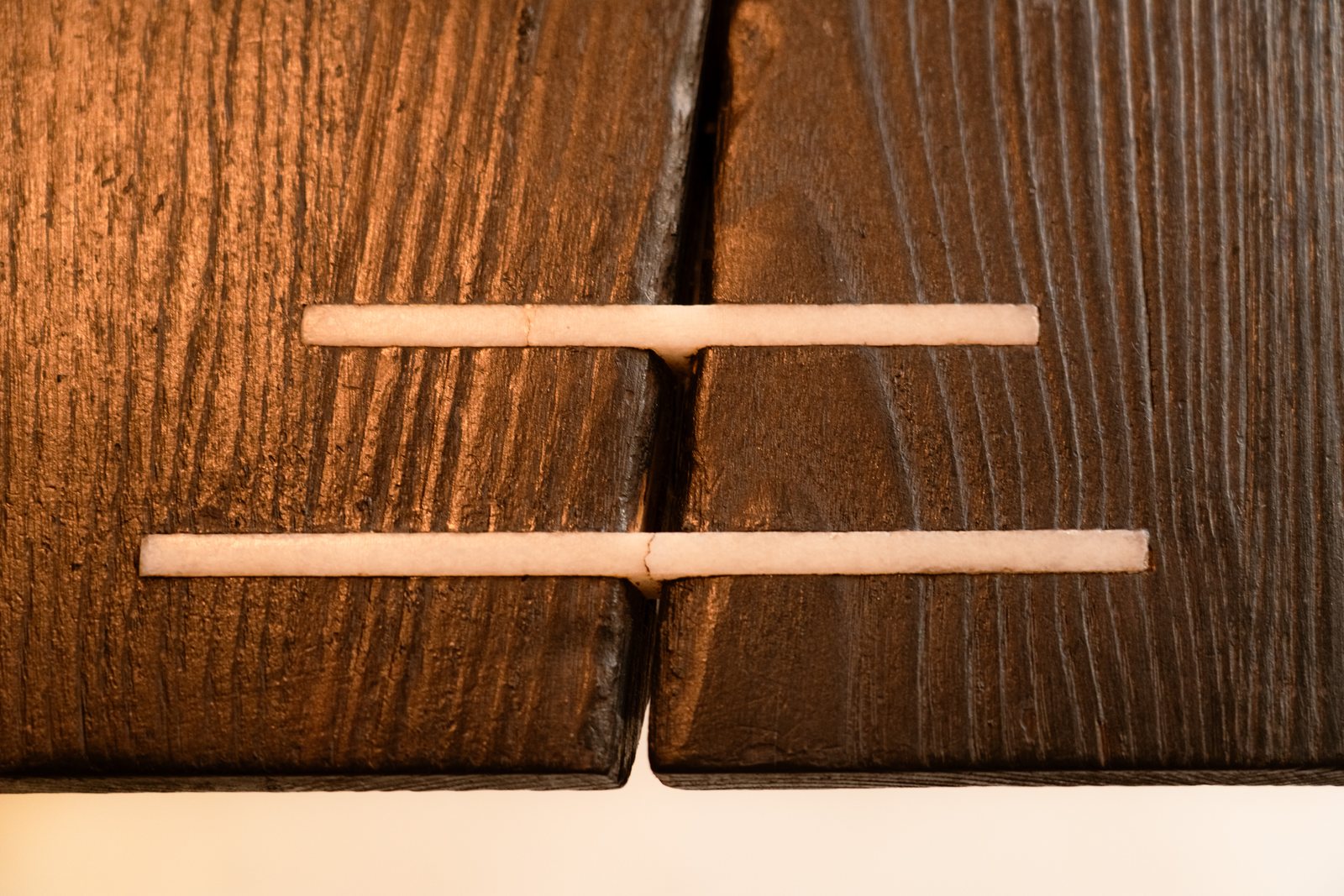 Detalle de una costura de mármol en el castaño