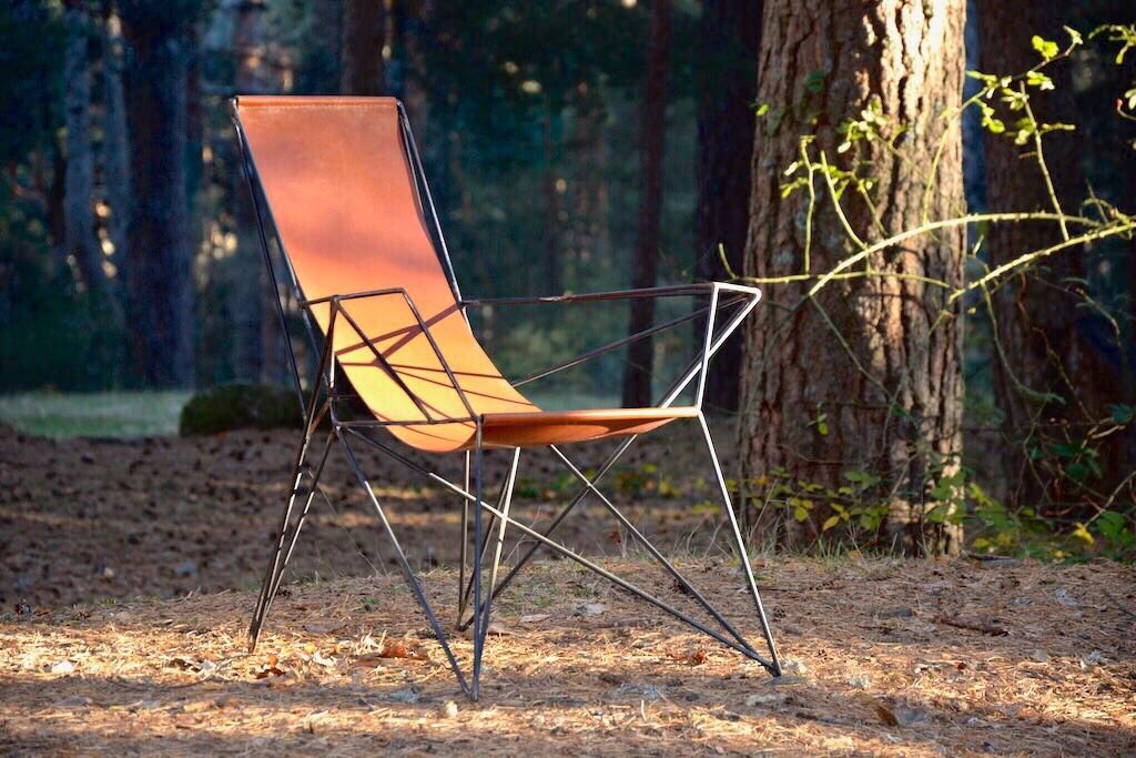 Silla de cuero fotografiada en el bosque
