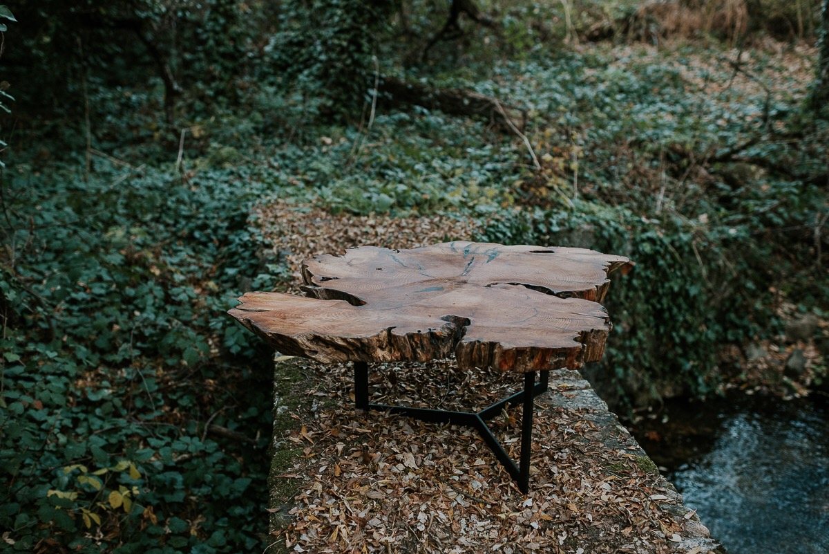 Mesa TEO entre la vegetación, con su contorno irregular