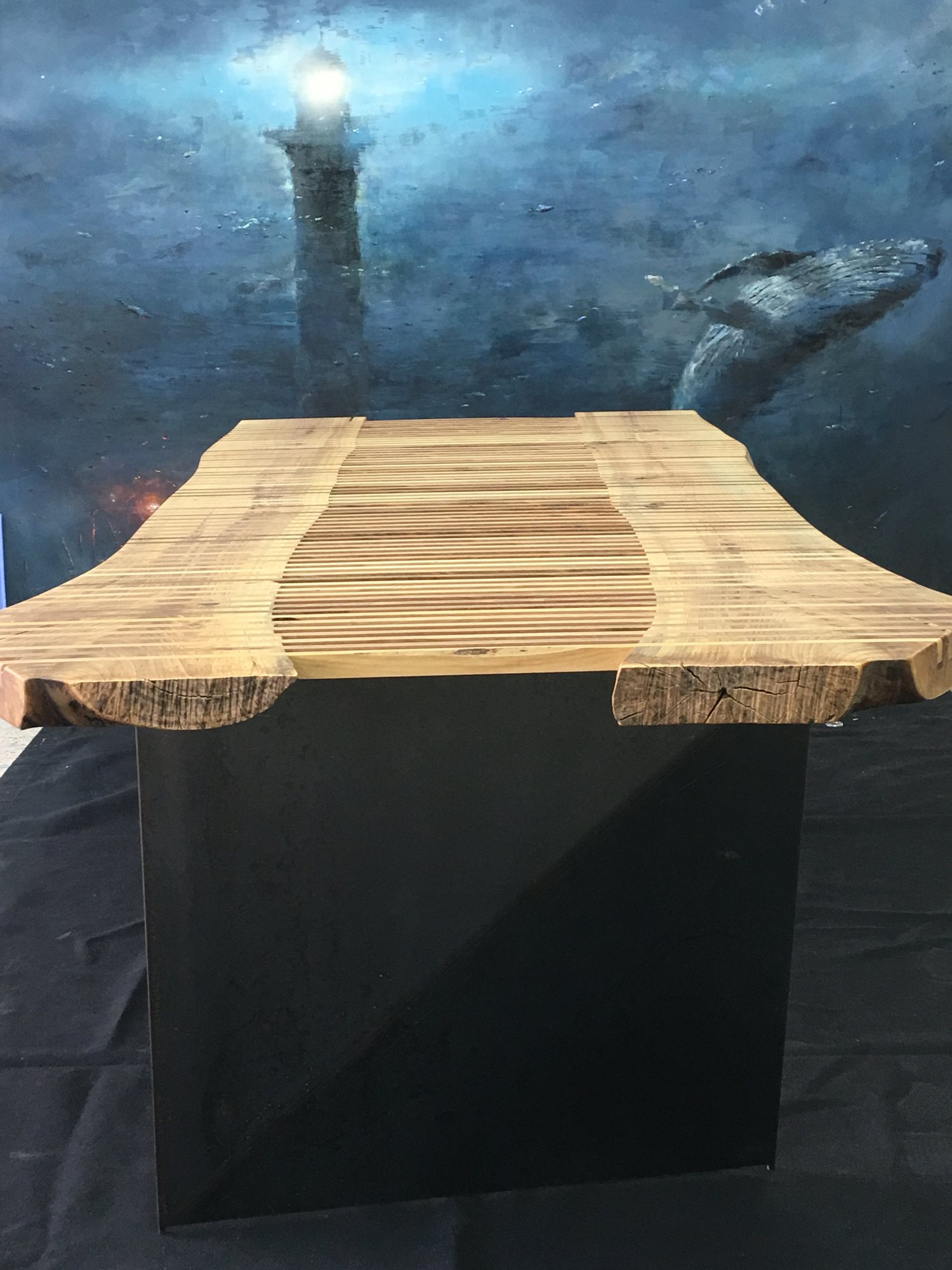 Mesa Whale con patas de hierro