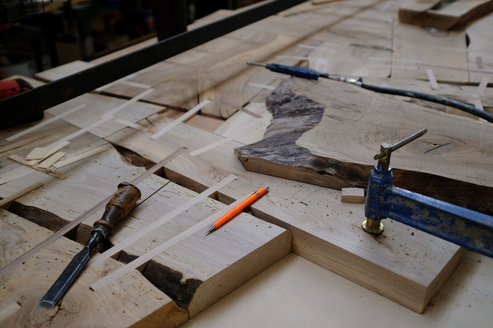Piezas de madera y sargentos durante el trabajo de taller