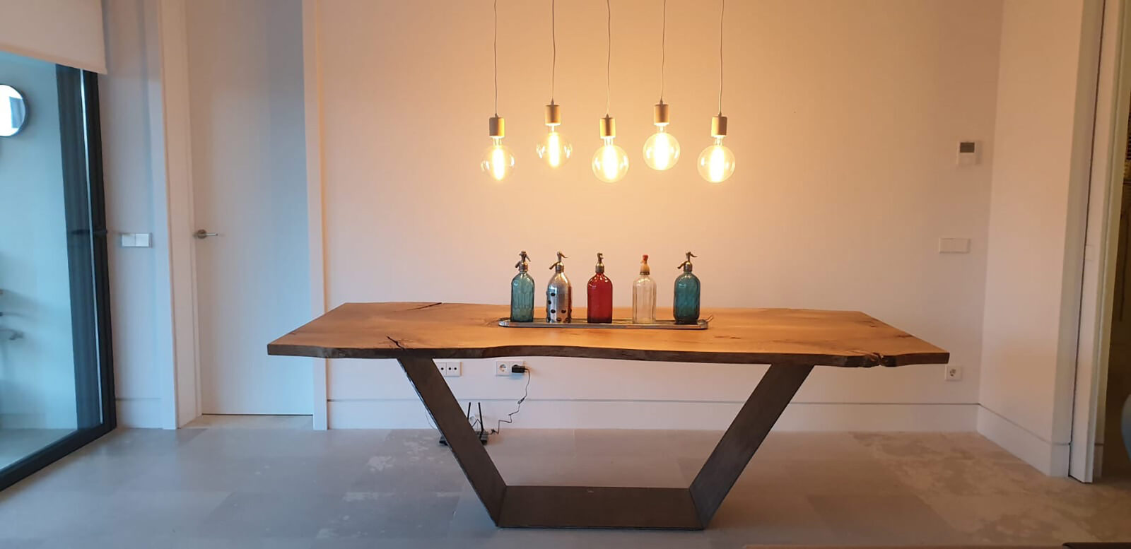 Mesa de tablero de madera y apoyos inclinados en un interior