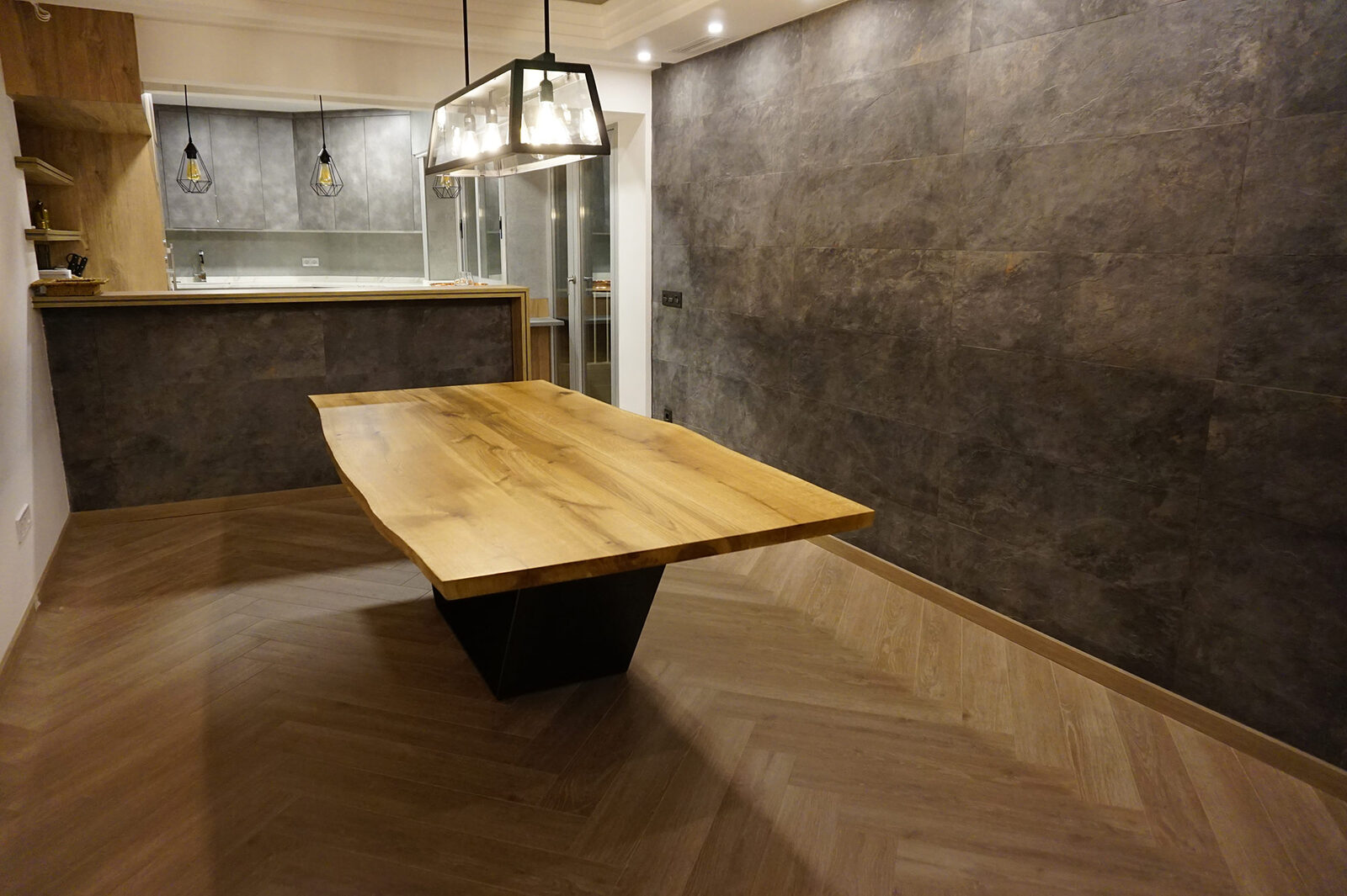 Mesa de madera en un comedor de paredes grises
