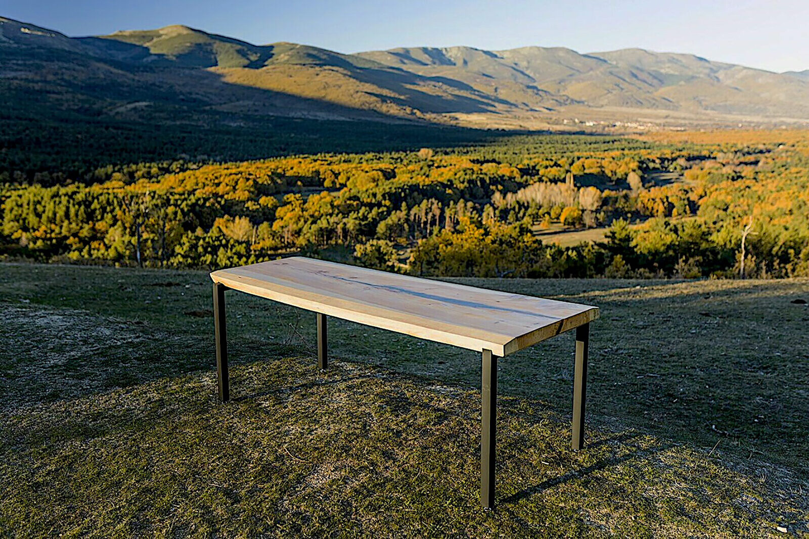 Mesa de estructura ligera ante un paisaje de montaña