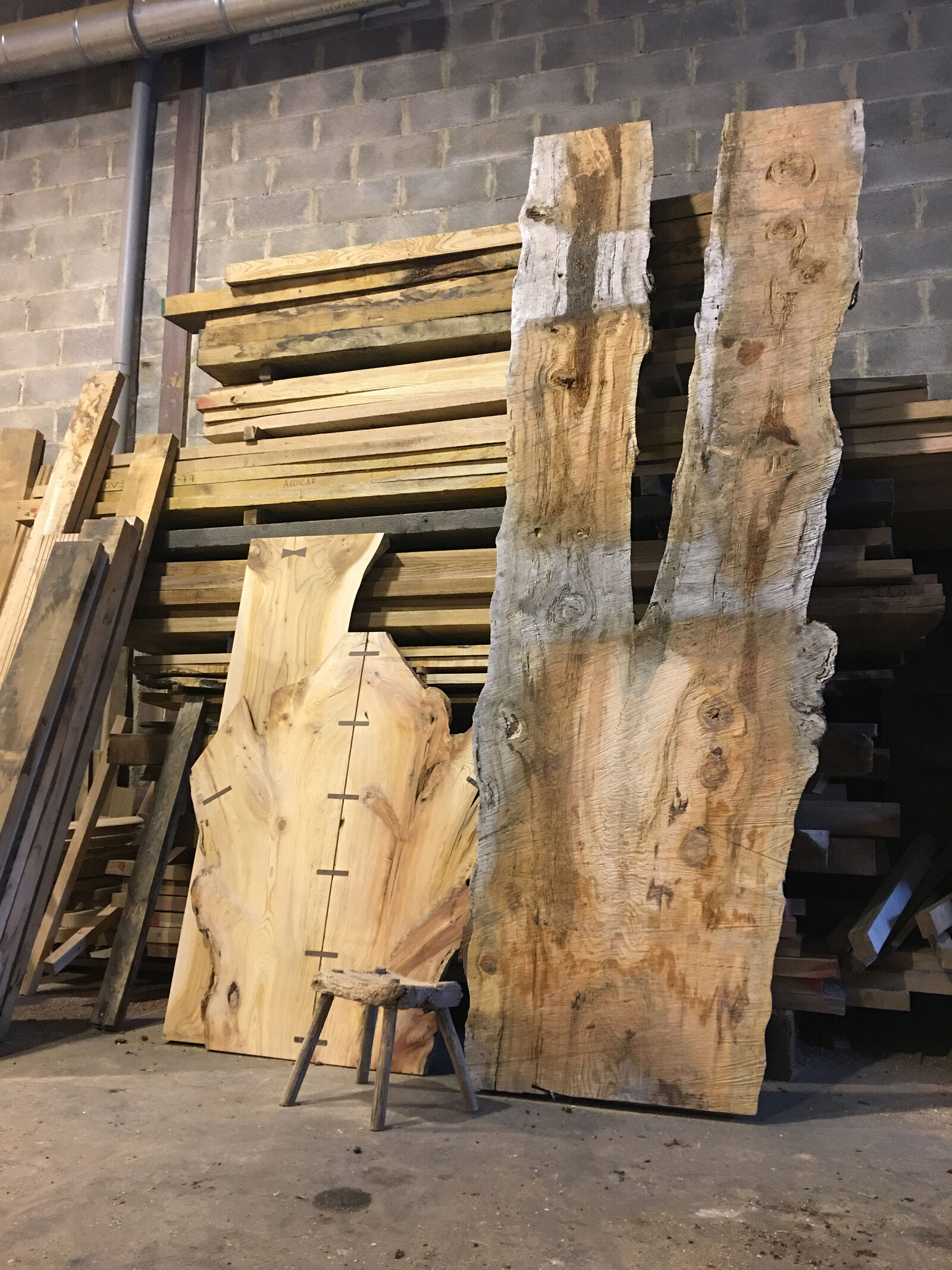 Tablones de madera almacenados en vertical